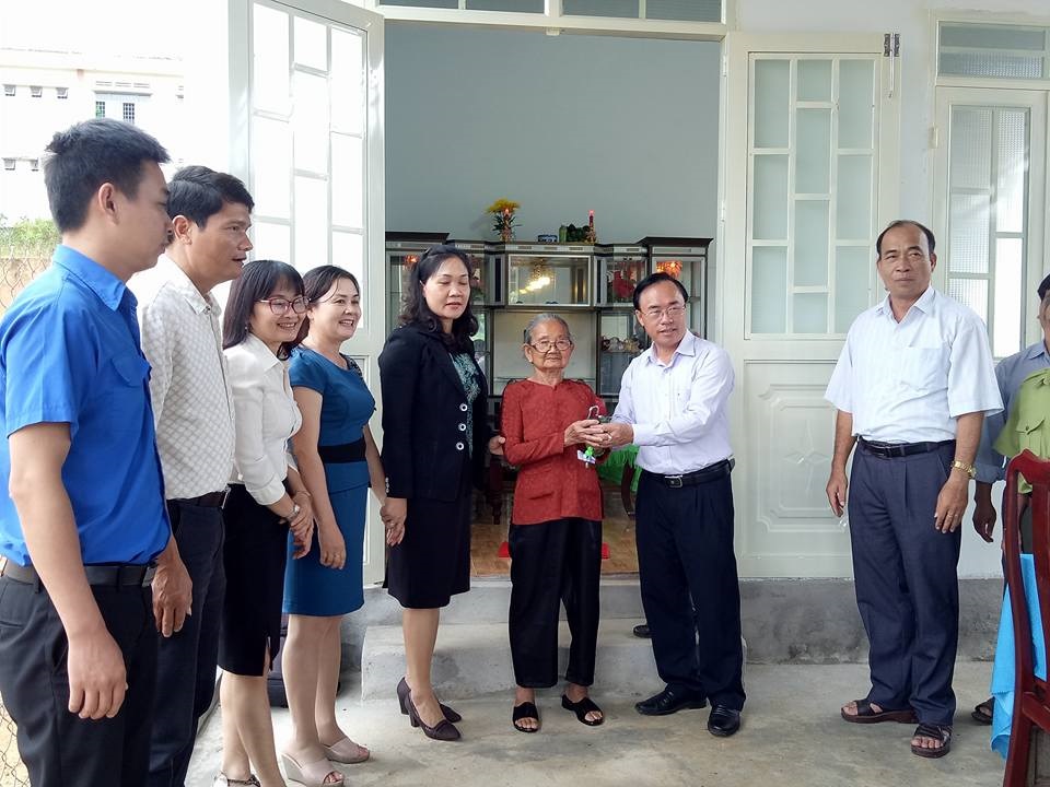 Lễ bàn giao nhà tình nghĩa tặng Mẹ Việt Nam Anh hùng